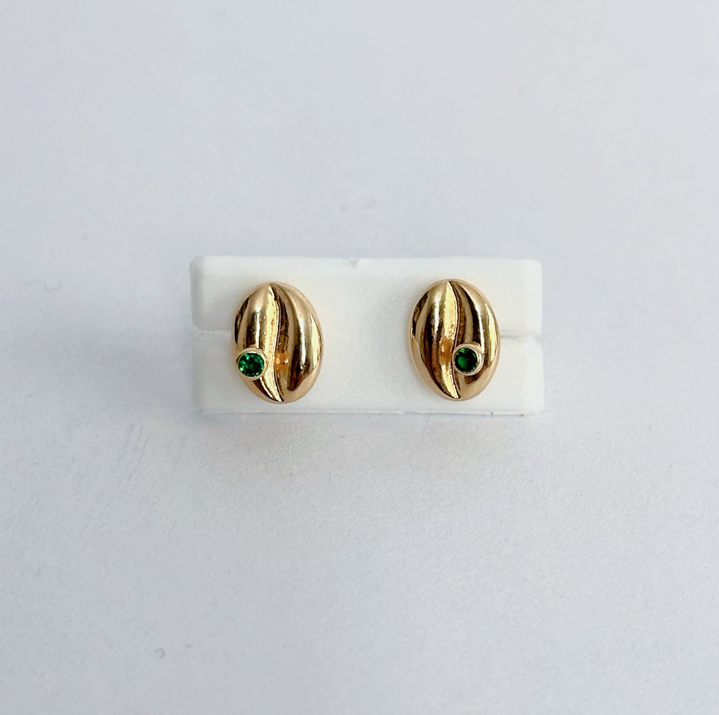 Topos de Café con Circones Verdes en Oro 18k