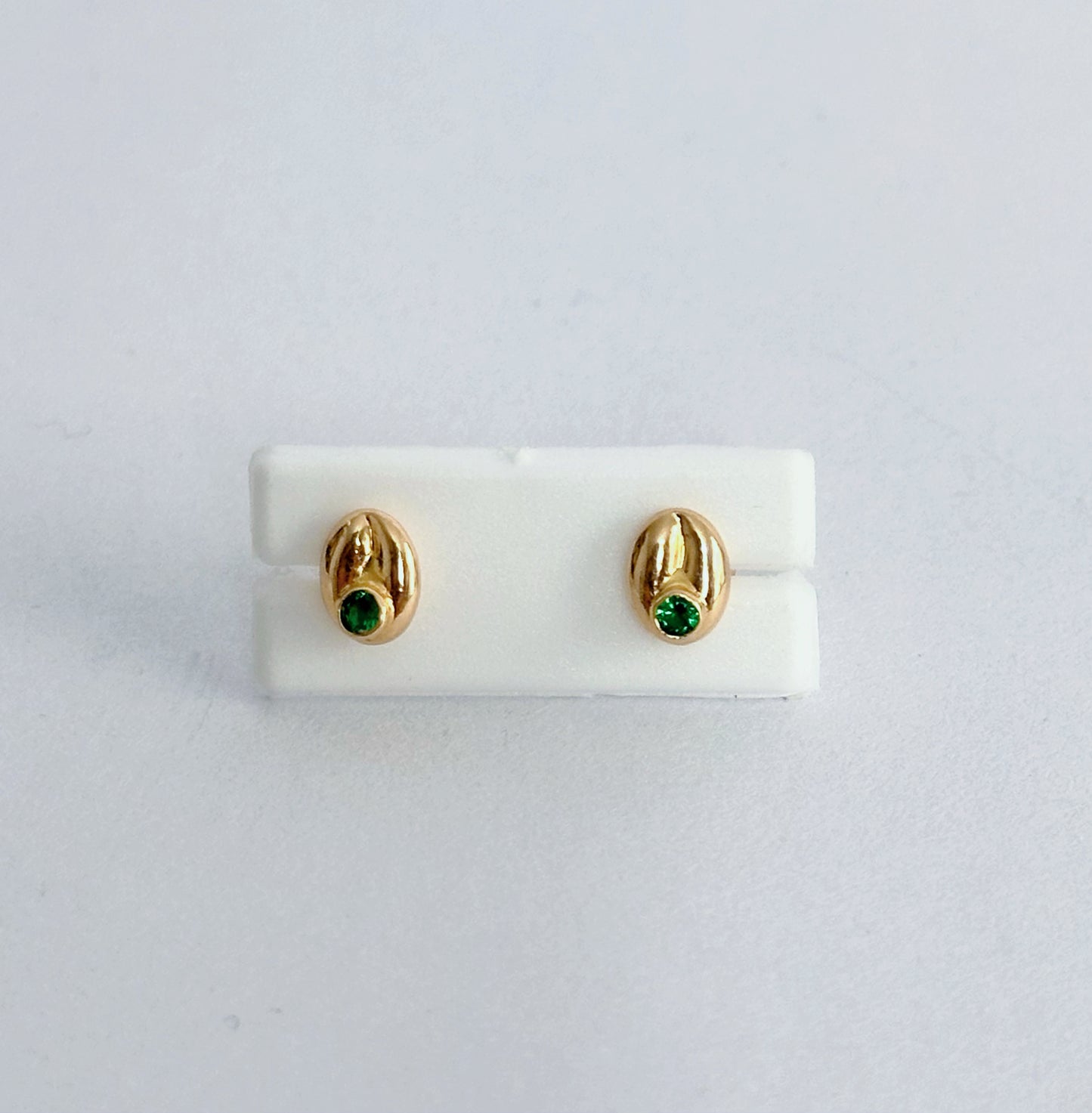 Topos de Café con Circones Verdes en Oro 18k