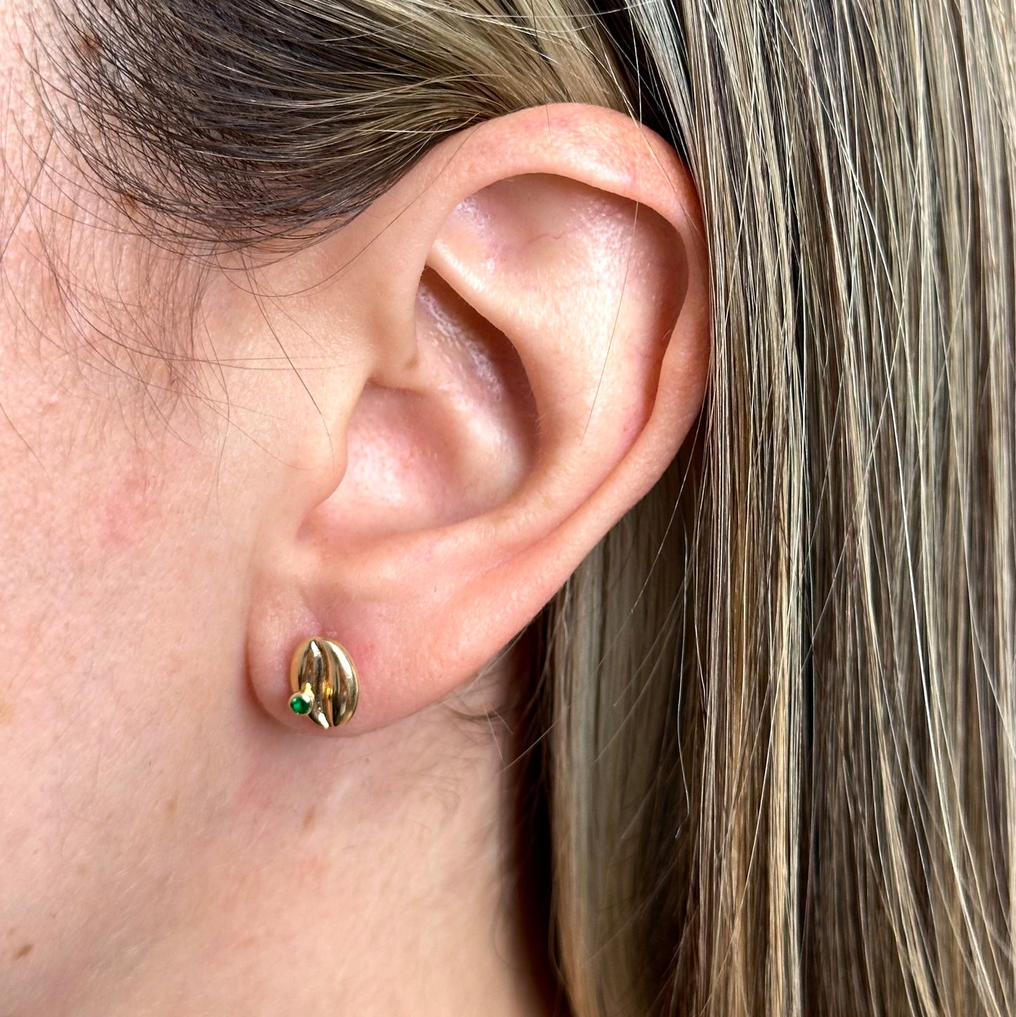 Topos de Café con Circones Verdes en Oro 18k